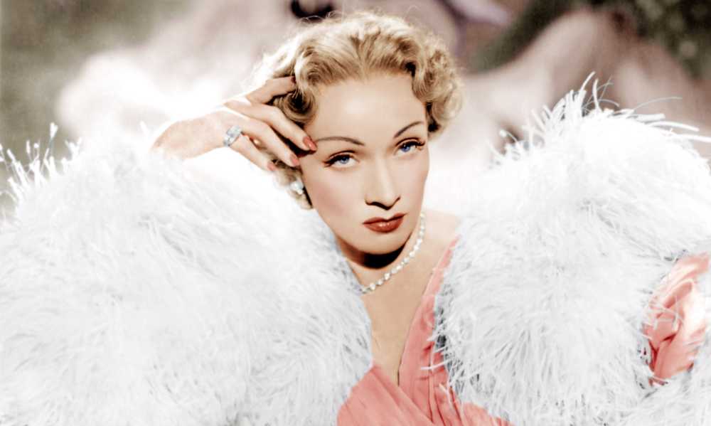 Marlene-Dietrich,habillee par Dior dans "Le-Grand-Alibi",d'Alfred-Hitchcock (1949).
